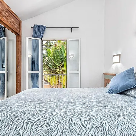 Island * San Bartolomé